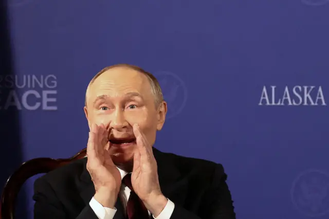 Putin hace un gesto a los periodistas después de que le preguntan: 
