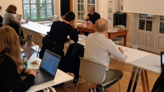 Estudiantes escuchando a un profesor en el curso de espionaje de la universidad Sciences Po Saint-Germain.