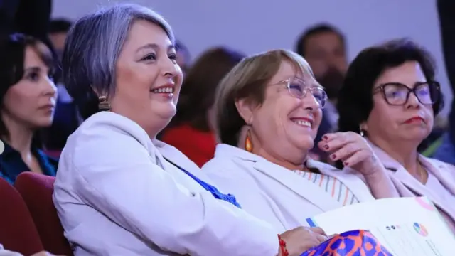 La candidata presidencia, Jeannette Jara, junto a la expresidenta Michelle Bachelet.