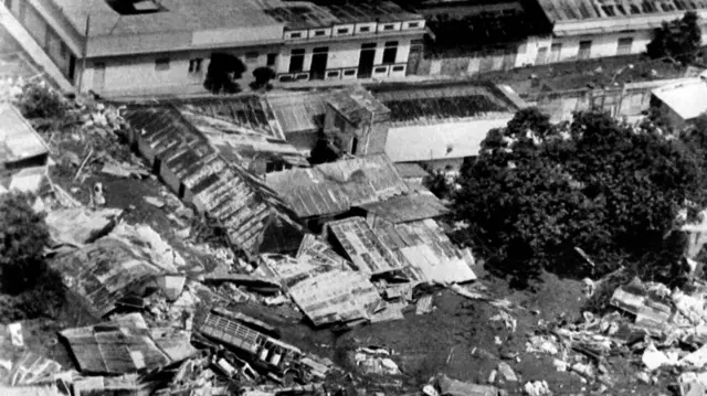 Imagen de edificaciones de Armero en ruinas tras el paso de los lahares.