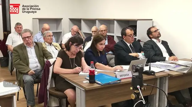 Imagen de abogados defensores y algunos exmilitares acusados en el juicio por los abusos cometidos contra personas de San Javier durante el gobierno de facto uruguayo. 