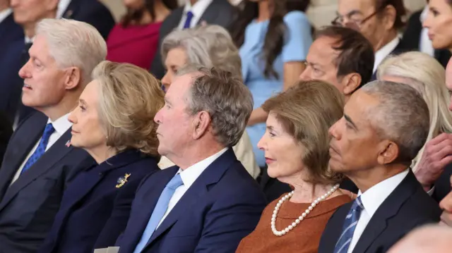 De izquierda a derecha: Bill y Hillary Clinton, George y Laura Bush y Barack Obama en la posesión de Trump