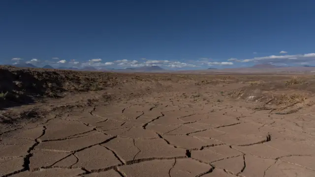Grietas en el terreno de un sitio de extracción de agua en el desierto de Atacama cerca de Peine, Chile.