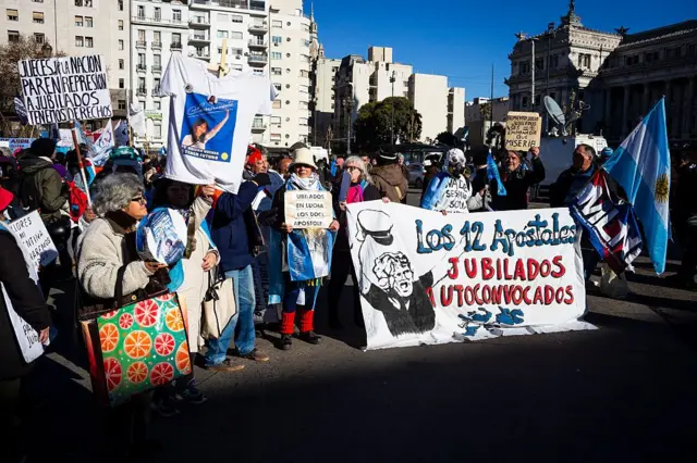 Grupo de jubilados frente al Congreso Argentino