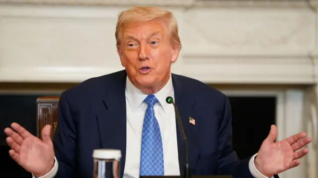 Donald Trump con las manos abiertas en una aparición ante periodistas el 8 de agosto de 2025