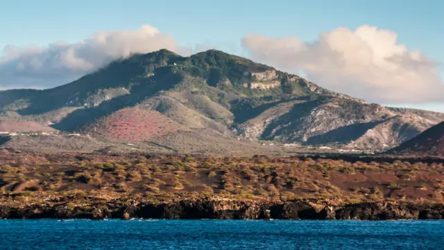 Una vista de Long Beach en la Isla Ascensión, con Green Mountain al fondo.