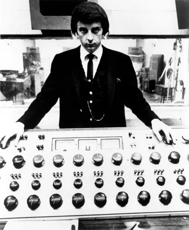 Phil Spector frente a una consola de grabación