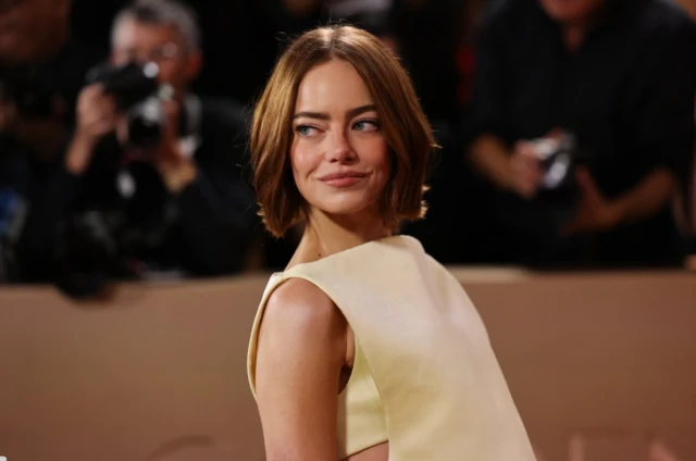 Emma Stone posa en la alfombra roja en la 83ª entrega anual de los Globos de Oro en Beverly Hills, California, EE. UU., el 11 de enero de 2026. REUTERS/Daniel Cole