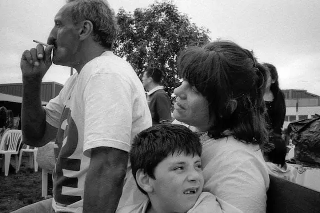 Foto a blanco y negro en la que se ve a Andrea y Alejo sentados mirando hacia afuera del plano mientras Joaquín, junto a Andrea, mira en dirección contraria con expresión de extrañeza.