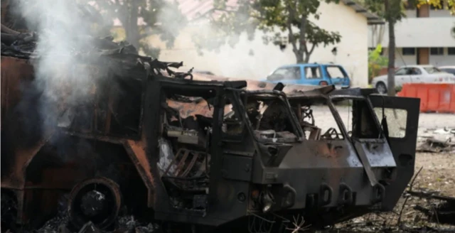 Un vehículo militar venezolano destruido después de los ataques de EE.UU. del 3 de enero.