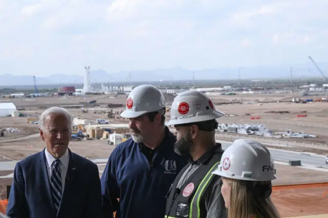 Joe Biden y varios operarios de la fábrica de TSMC.