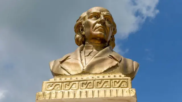 Busto en color oro de Miguel Hidalgo.