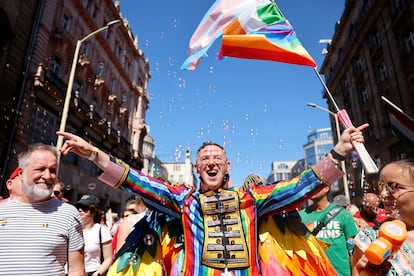 Un participante en la marcha de Orgullo en Budapest (Hungría), este sábado.