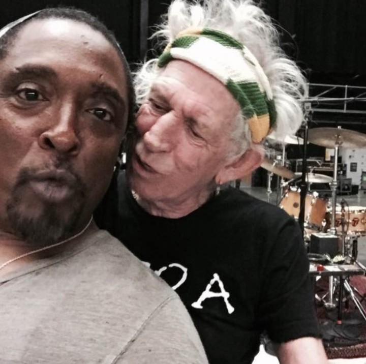 Bernard Fowler con Keith Richards en una gira de los Rolling Stones.