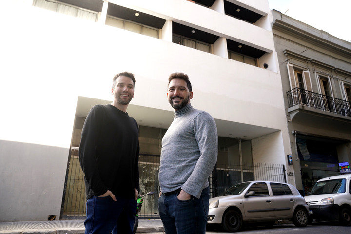Diego Oria y Matías Taverna, frente al edificio del Teatro Argentino de la ciudad, en Bartolomé Mitre al 1400. Foto: Guillermo Rodríguez Adami