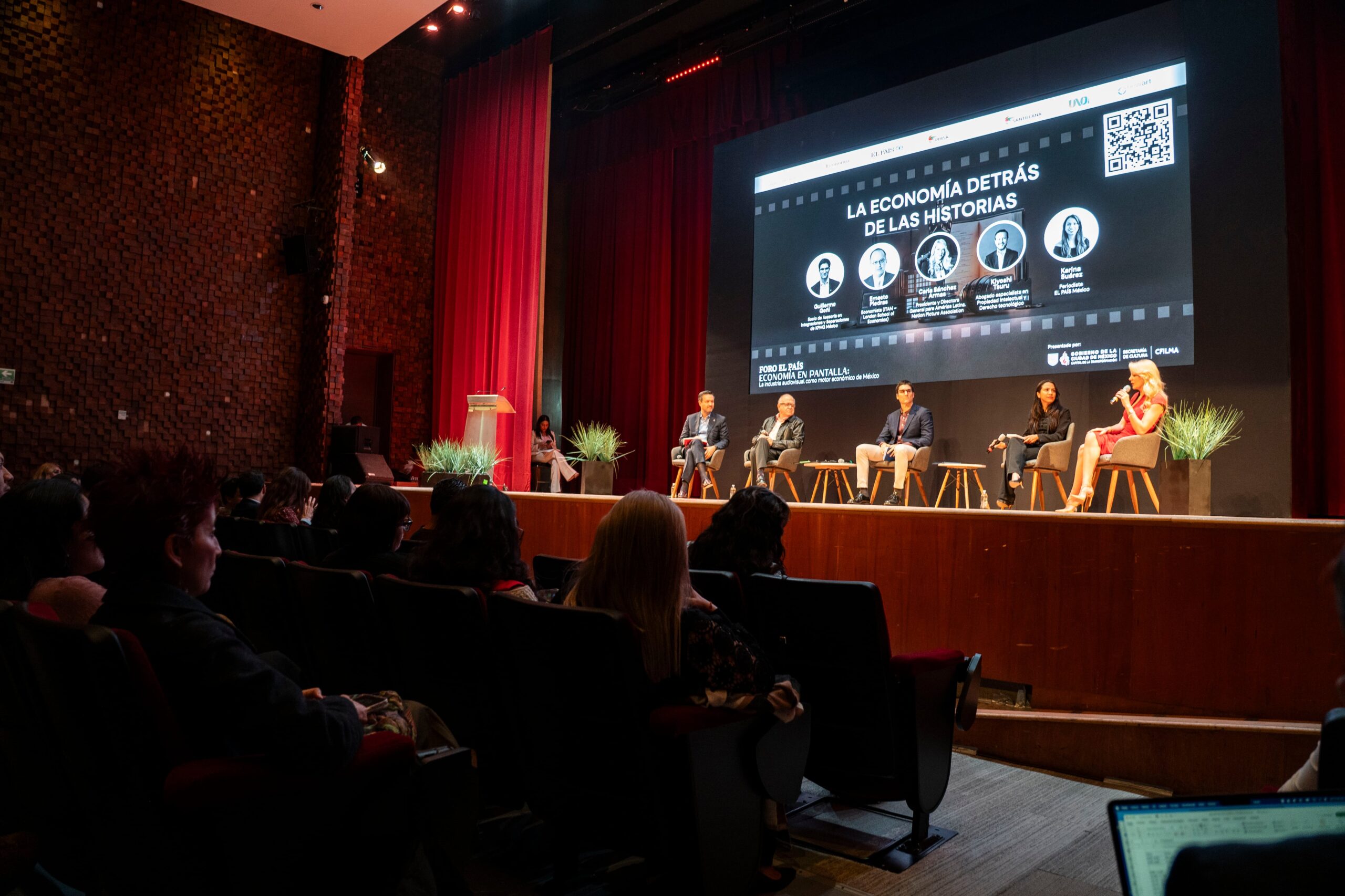 Panel 'La economía detrás de las historias' este jueves.