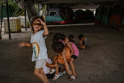 Niños y niñas de diversas nacionalidades juegan junto a las casas de campaña instaladas en el albergue Pumarejo, en Matamoros.