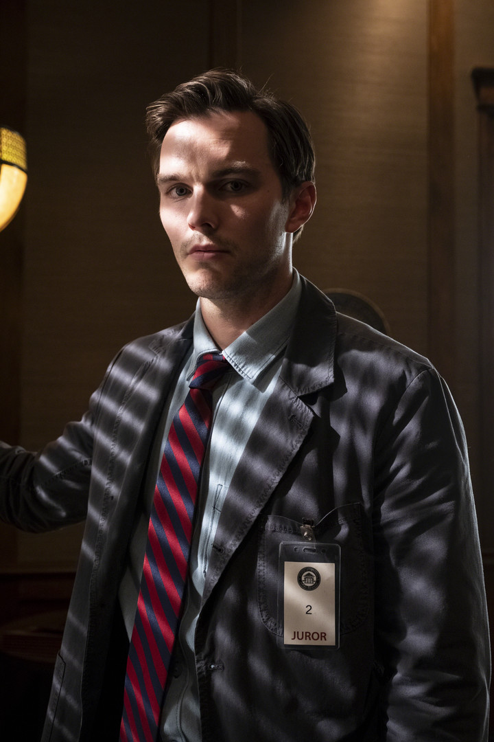 Nicholas Hoult, de expresión angelical, hasta que todo cambia.