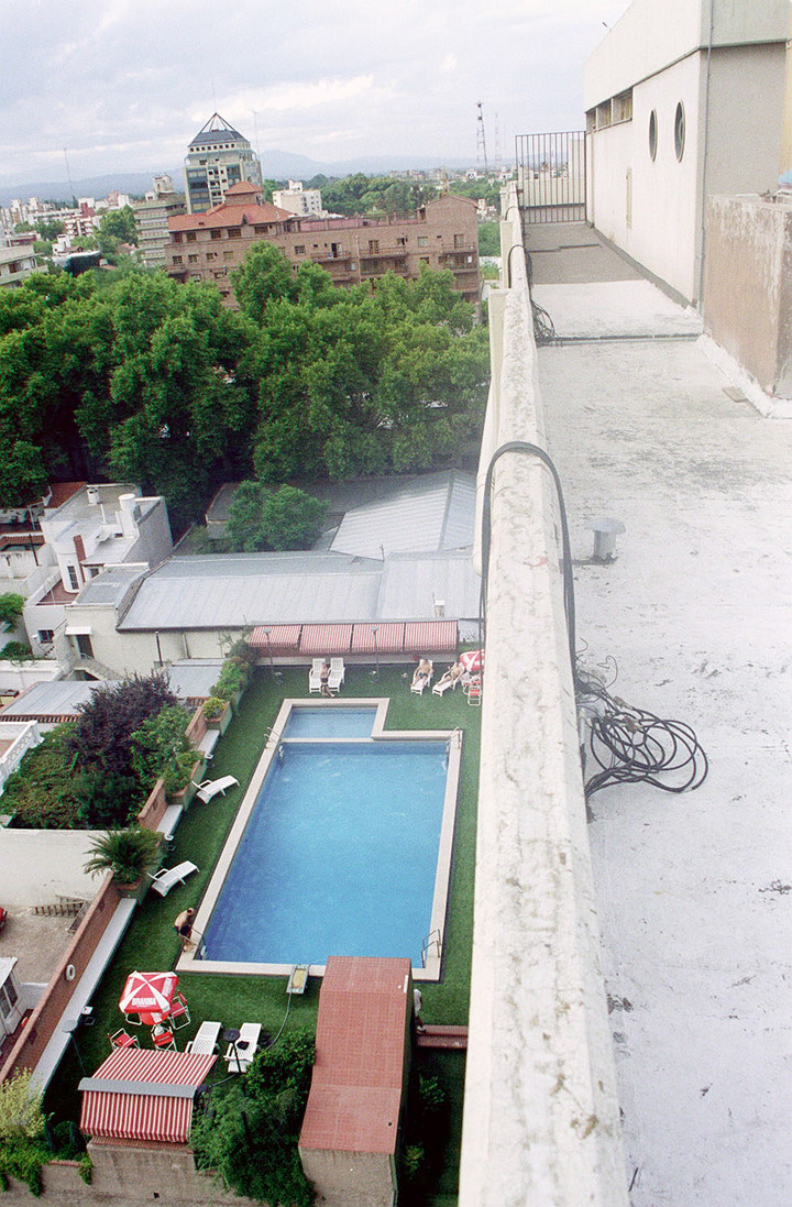 La vista de la pileta desde donde se tiró Charly García en el año 2000. 