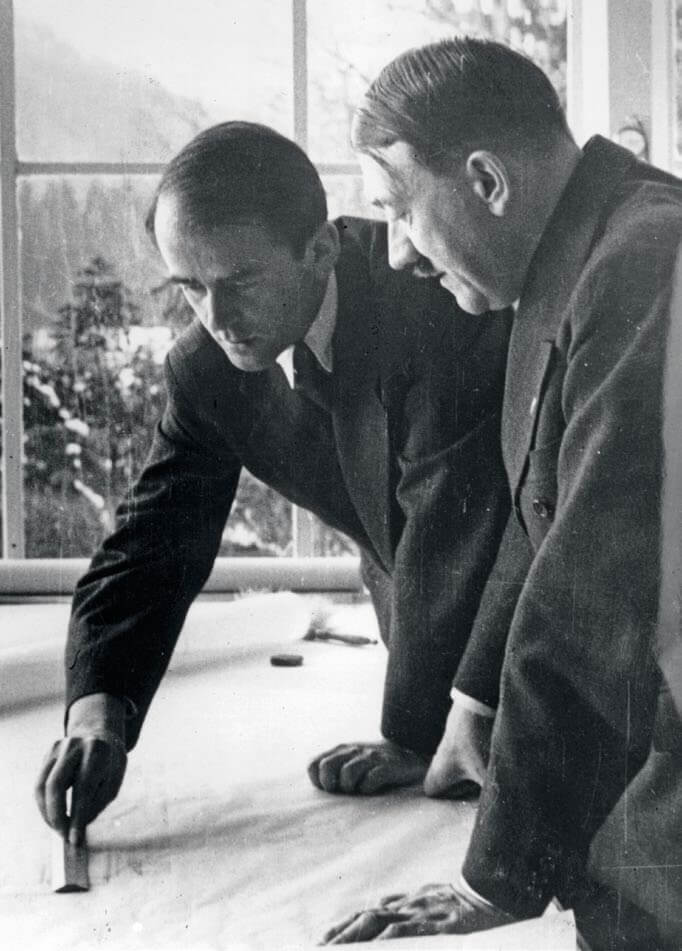 Albert Speer mostrando sus diseños a Hitler