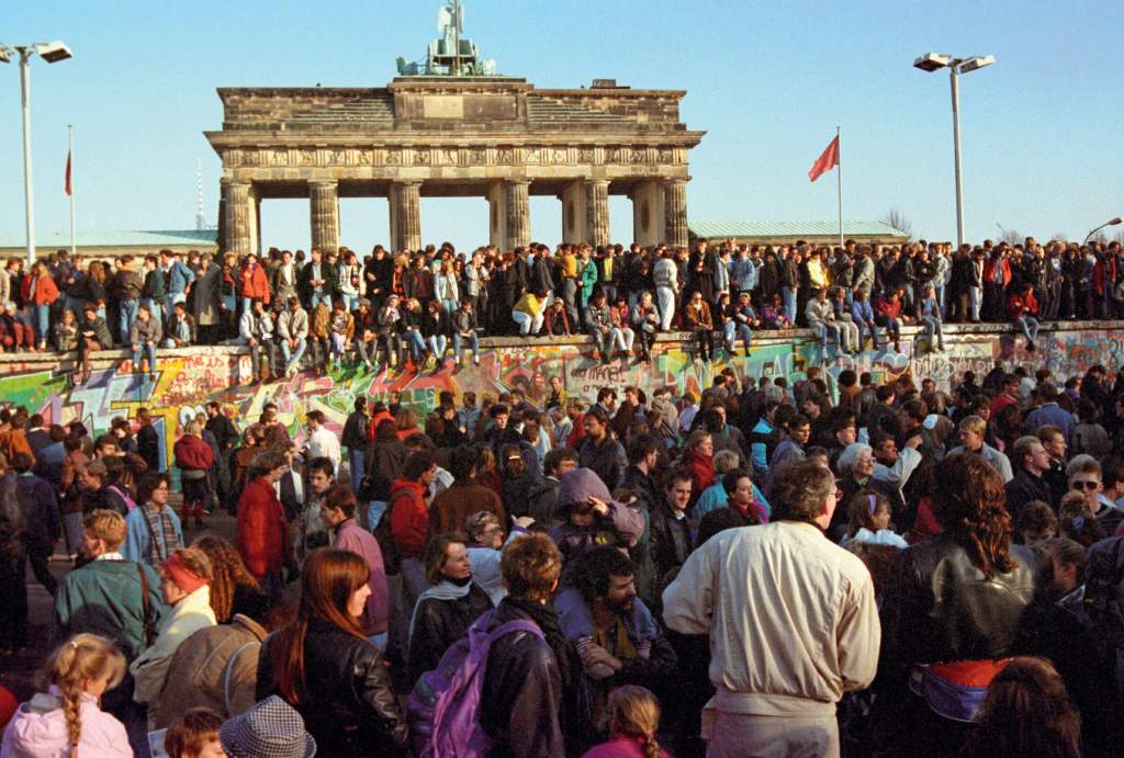 Alemanes de ambos lados en el Muro de berlín el 10 de noviembre de 1989