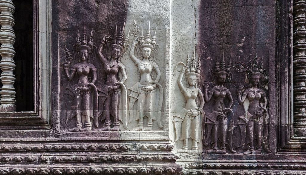 Figuras femeninas en los relieves de Angkor Wat