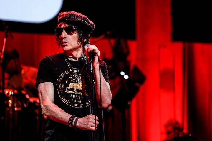 Jesse Malin, cantando en vivo unos años atrás. Foto: Ehud Lazin