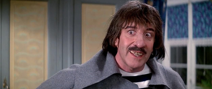 Blake Edwards sobornó al brujo al que seguía Sellers para que lo convenciera de filmar con él. 