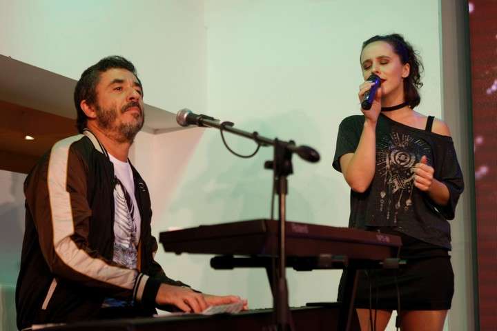 Cantando con papá. Pablo Granados y Mery. Ella dice que se llevan muy bien.