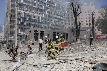 Personal de rescate trabajan junto a los escombros de un edificio bombardeado por misiles rusos, este lunes en Kiev. 