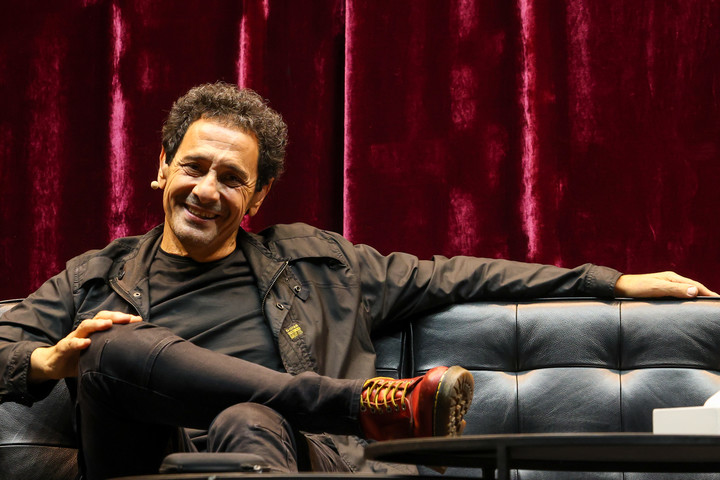 Ricardo Mollo en el tramo final del encuentro con los fans de Divididos. Foto: Antonio Becerra