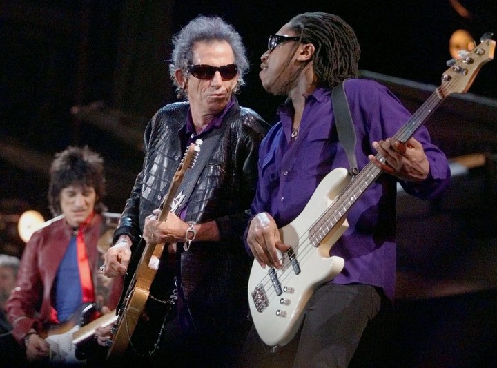 Bernard Fowler junto a Keith Richards y Ron Wood en un show de los Rolling Stones de 1999 en Alemania. Foto: AP