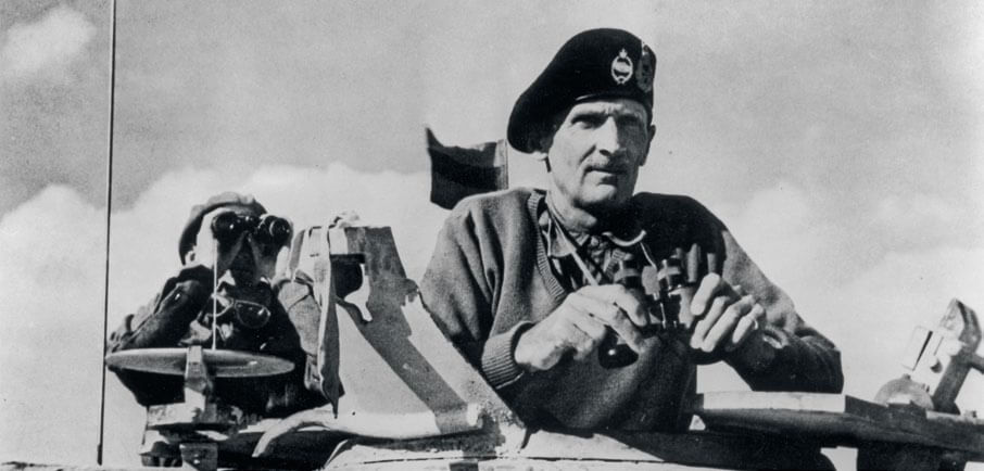 Bernard Montgomery a bordo de un tanque en El Alamein