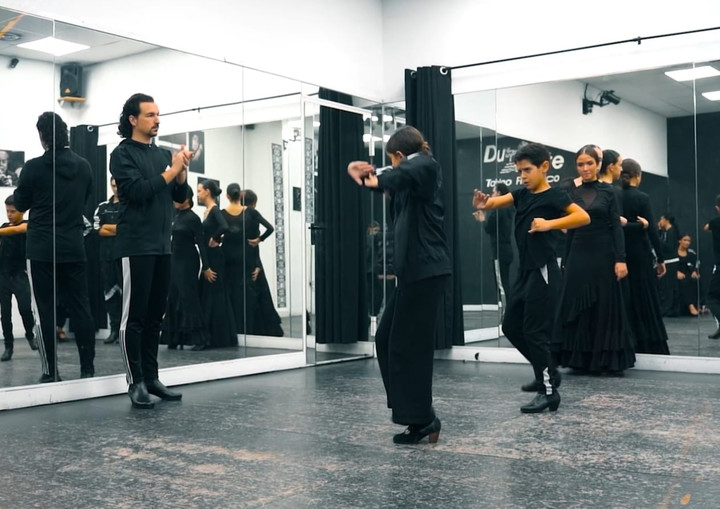 Sergio González, trabajando en su academia. El 17 de julio estará en el Teatro Caras y Caretas.