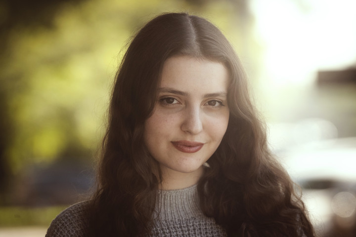 Mora Fisz de 22 años desde temprana edad comenzó a formarse para actuar y cantar.
