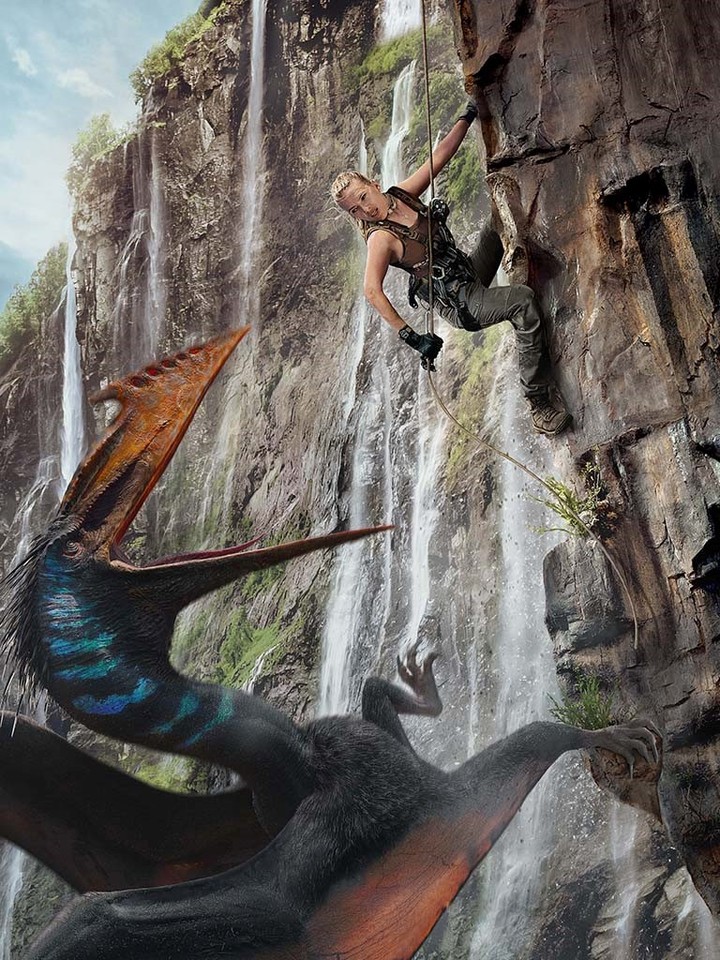 Scarlett Johansson, escapando de que la devoren o le den un piquito.