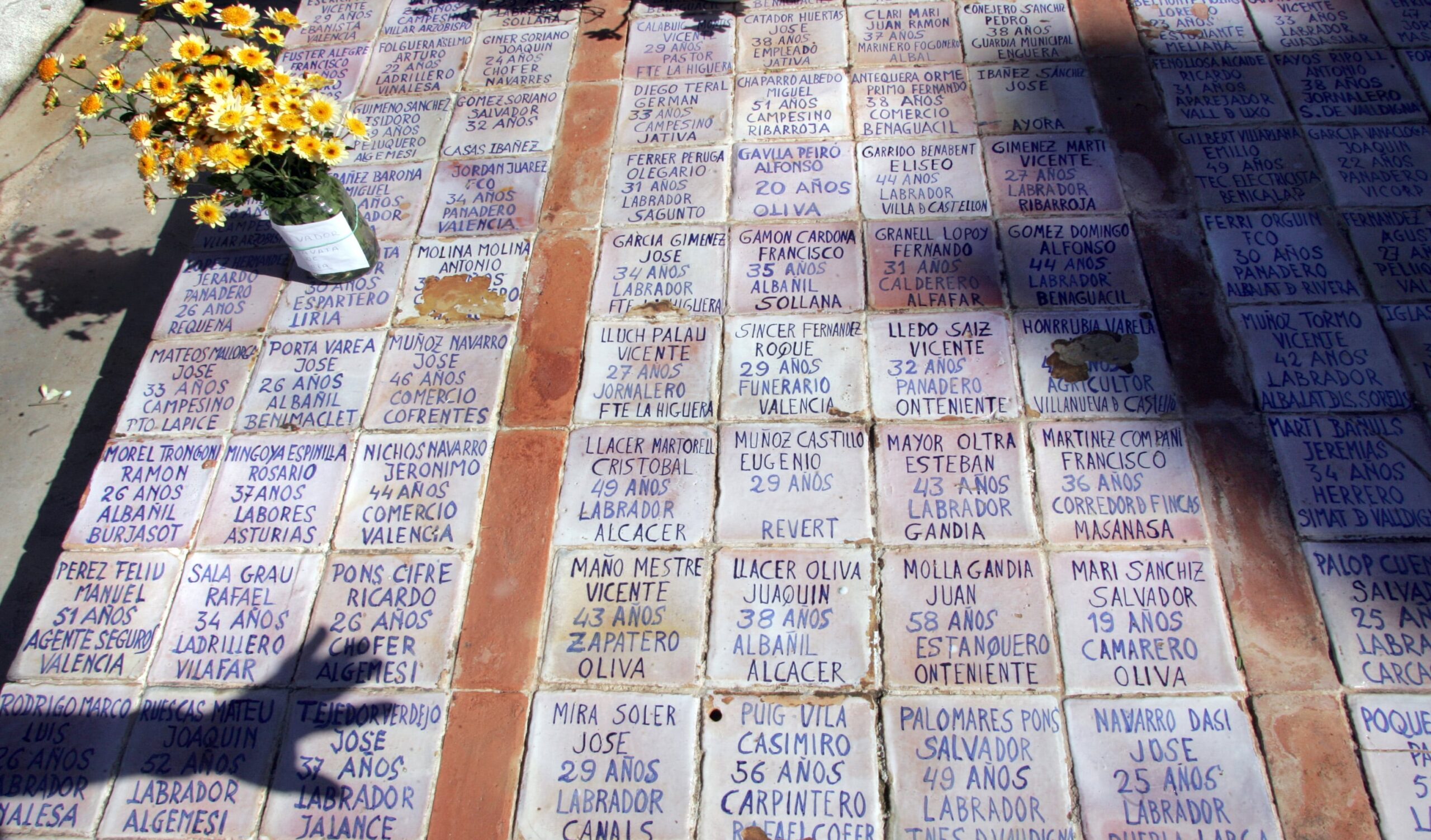 Mosaico con los nombres de algunos de los fusilados y enterrados en las fosas comunes de Paterna.