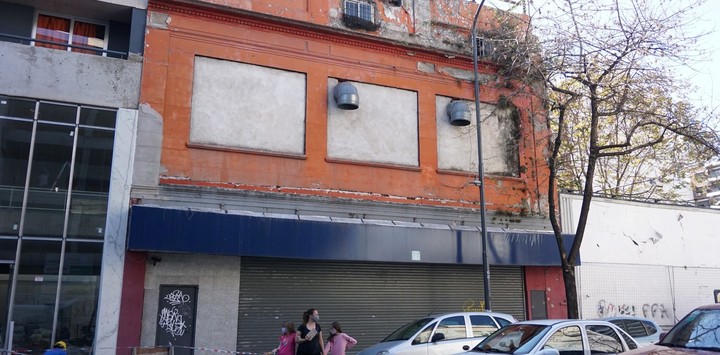 Persiana baja. De ex boliche mítico del rock porteño a supermercado chino en 2020. Foto: Fernando de la Orden. 