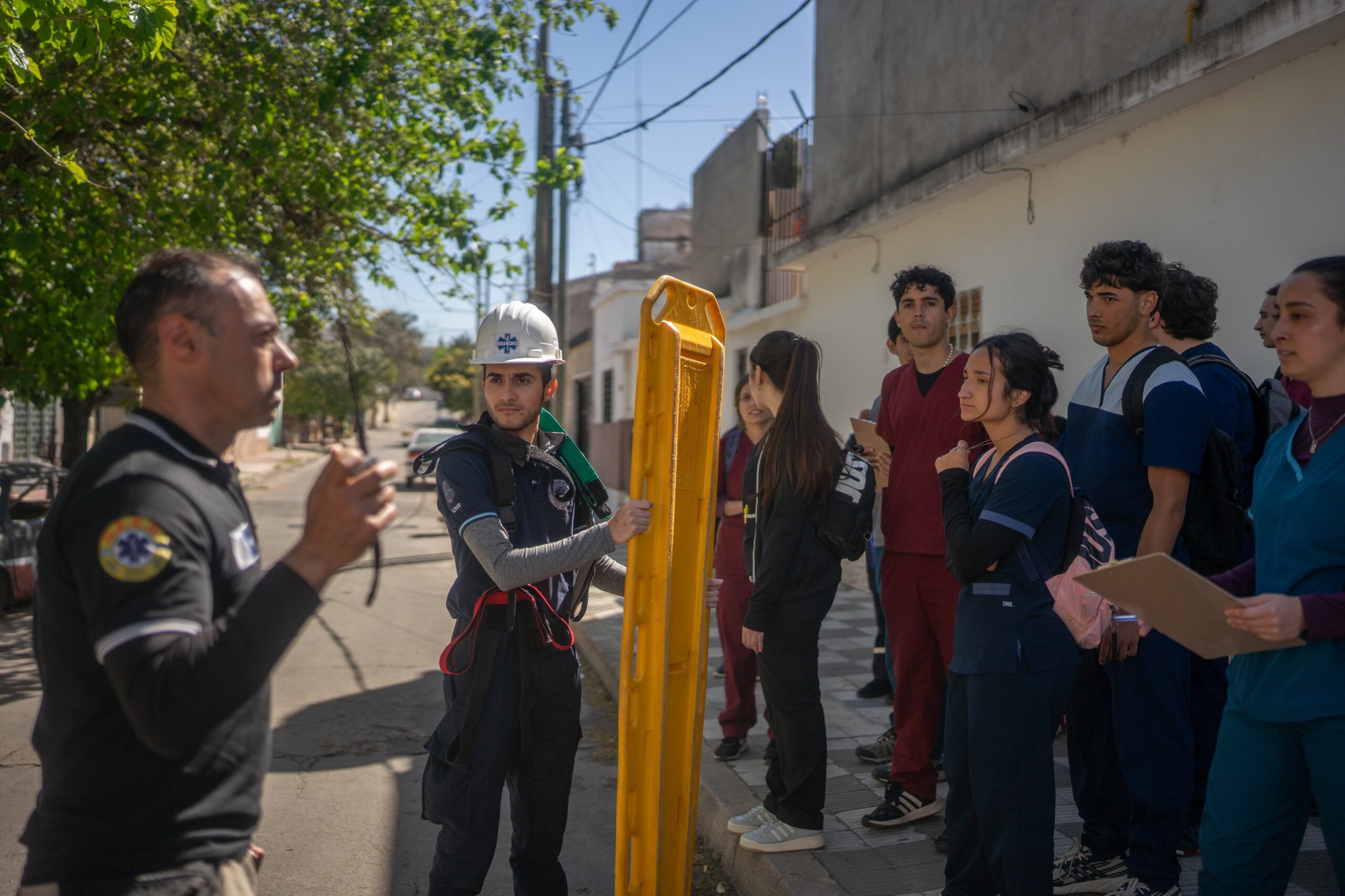 Un grupo de paramedicos se preparan para iniciar el simulacro.