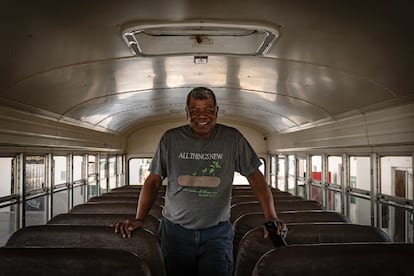 Héctor Silva de Luna se encuentra en el autobús escolar que utilizaba para trasladar migrantes a la frontera, en el albergue Senda de Vida, en Reynosa.