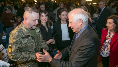 Volodímir Orenchak es saludado por Josep Borrell, alto representante de la Unión para Asuntos Exteriores, junto a Mónica Ceberio; directora del documental; Pepa Bueno, directora del diario EL PAÍS, y Margarita Robles, ministra de Defensa.