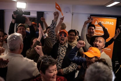 Partidarios de Naleraq celebraban los resultados en la sede del partido cuando lideraban el escrutinio, la madrugada de este miércoles en Nuuk.