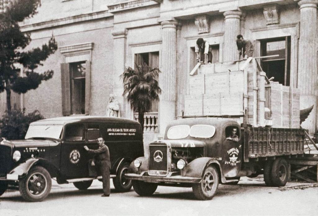 Camiones cargados para partir hacia Valencia