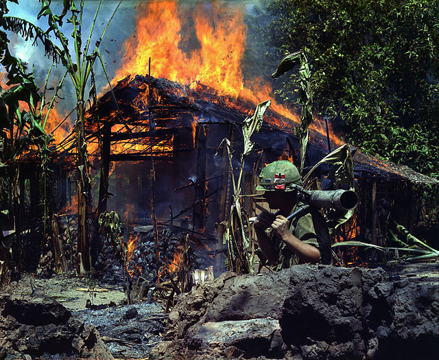 Campamento base del Vietcong ardiendo durante la Guerra de Vietnam