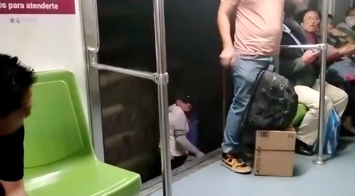 Usuarios del Metro de CDMX fuerzan las puertas y bajan a las vías para escapar de tren detenido en túnel