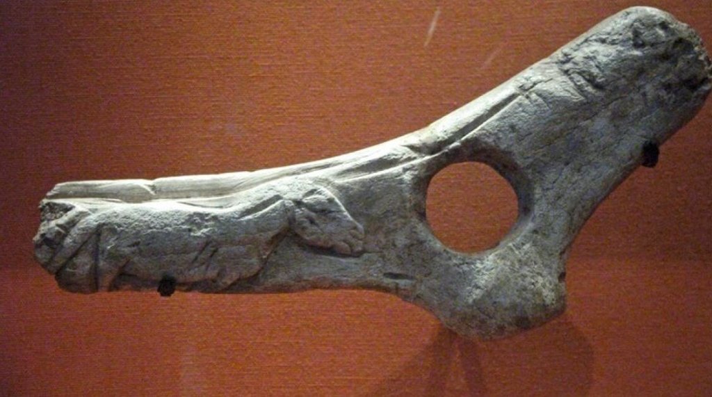 bastón perforado con caballo en bajorrelieve, Magdaleniense superior, de unos 12 500 años.