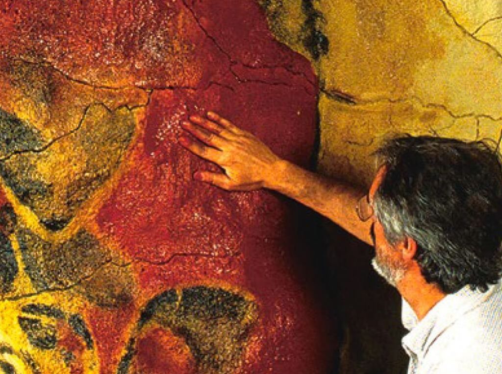 El soporte pétreo, sus grietas y texturas fueron reconstruidos con una exactitud inédita en la historia de los facsímiles rupestres.