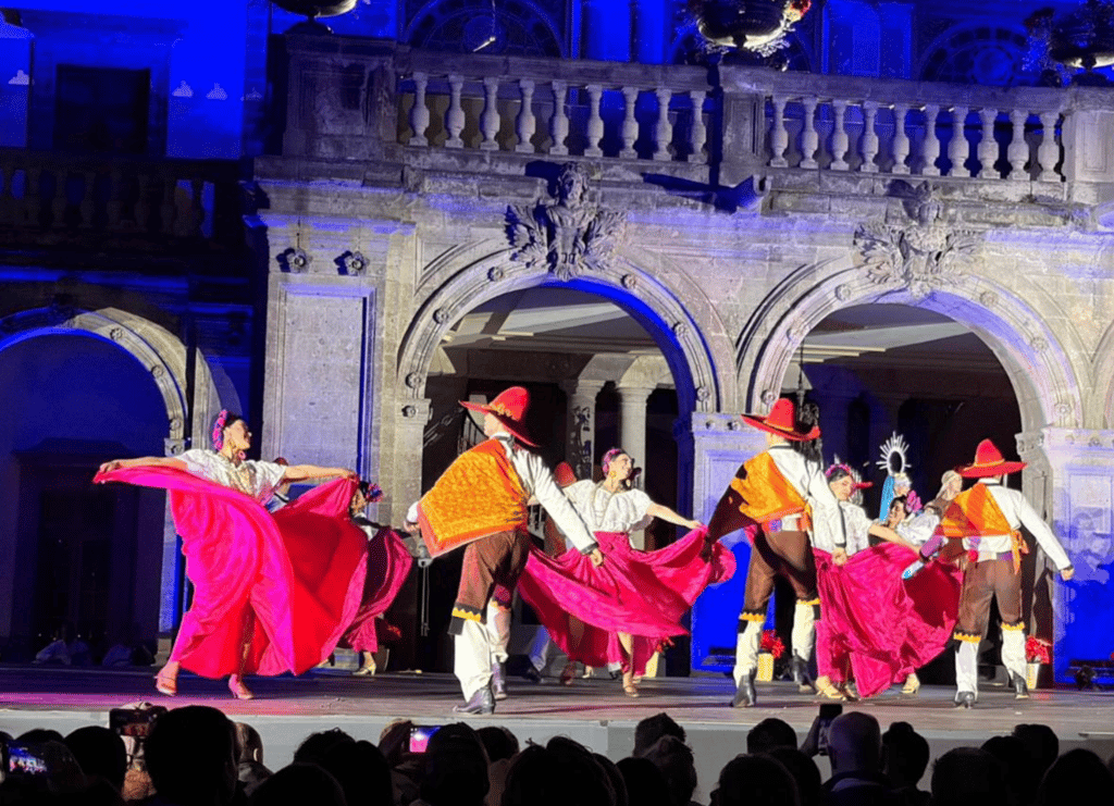 Bailarines de danza folklórica en el escenario del Bosque de Chapultepec.