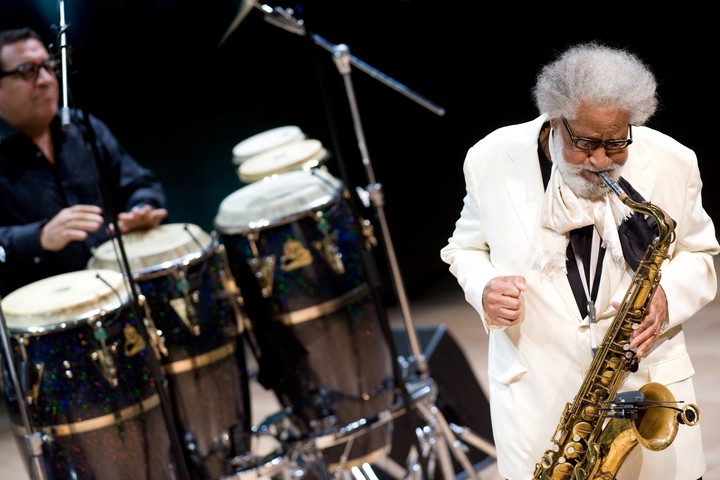 Sonny Rollins junto al baterista Sammy Figueroa en un concierto en el Palacio de las Artes de Budapest, Hungría. Foto: AP