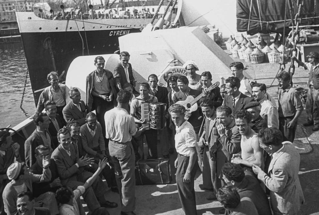 Concierto improvisado de emigrantes italianos rumbo a Argentina en 1947